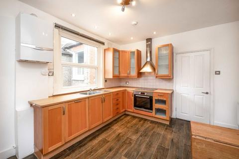 2 bedroom flat to rent, Boundary Road, London SW19