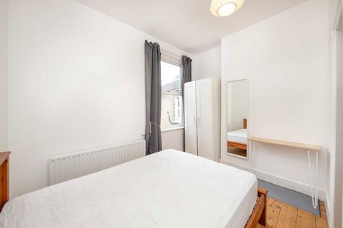 2 bedroom flat to rent, Boundary Road, London SW19