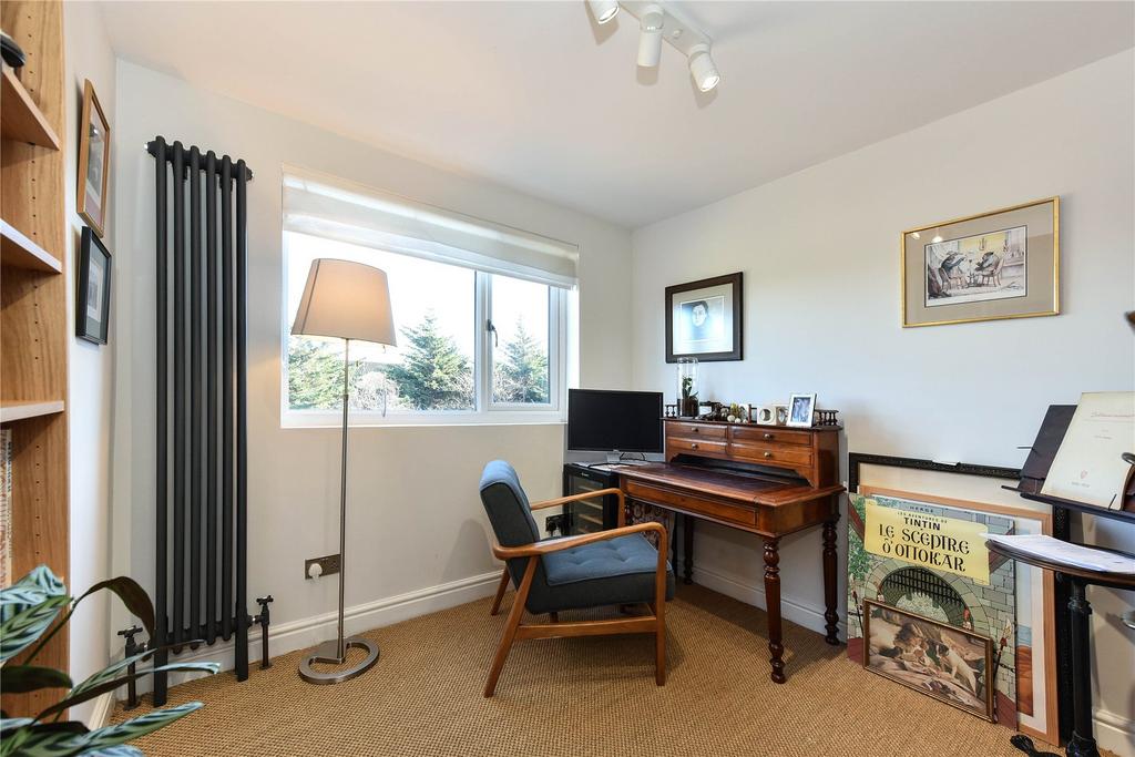 Bedroom/ Study