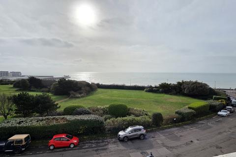 3 bedroom flat to rent, Lewes Crescent, Brighton, BN2