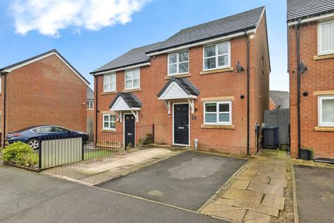 2 bedroom semi-detached house to rent, Northcote Avenue, Oldham, OL1