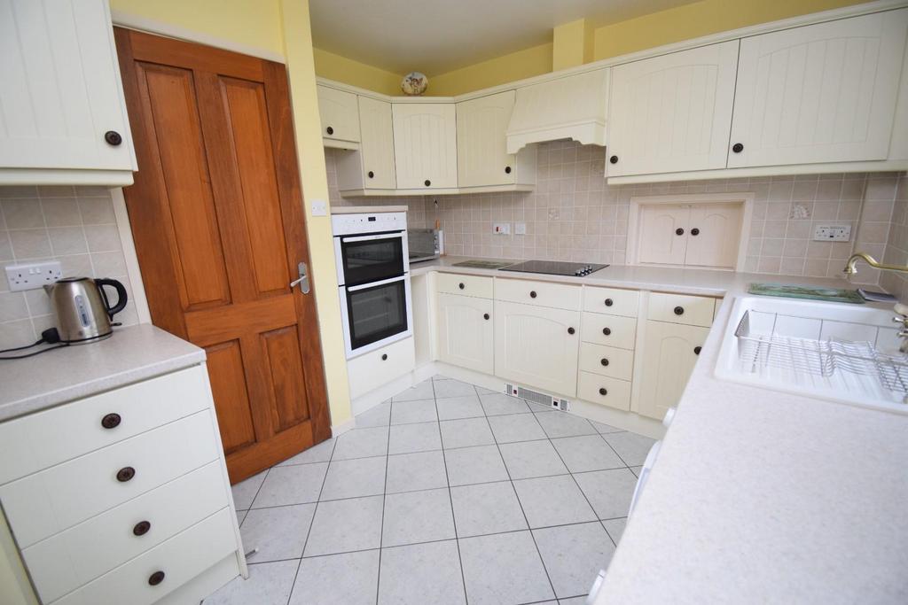 Kitchen (2).JPG