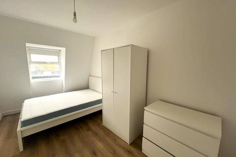 3 bedroom flat to rent, Amersham Road, SE14
