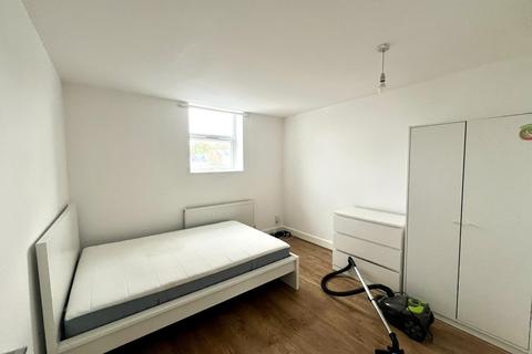 3 bedroom flat to rent, Amersham Road, SE14