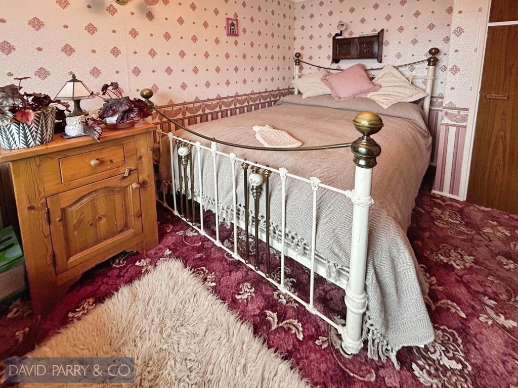 2 Bedroom End of Terrace Property