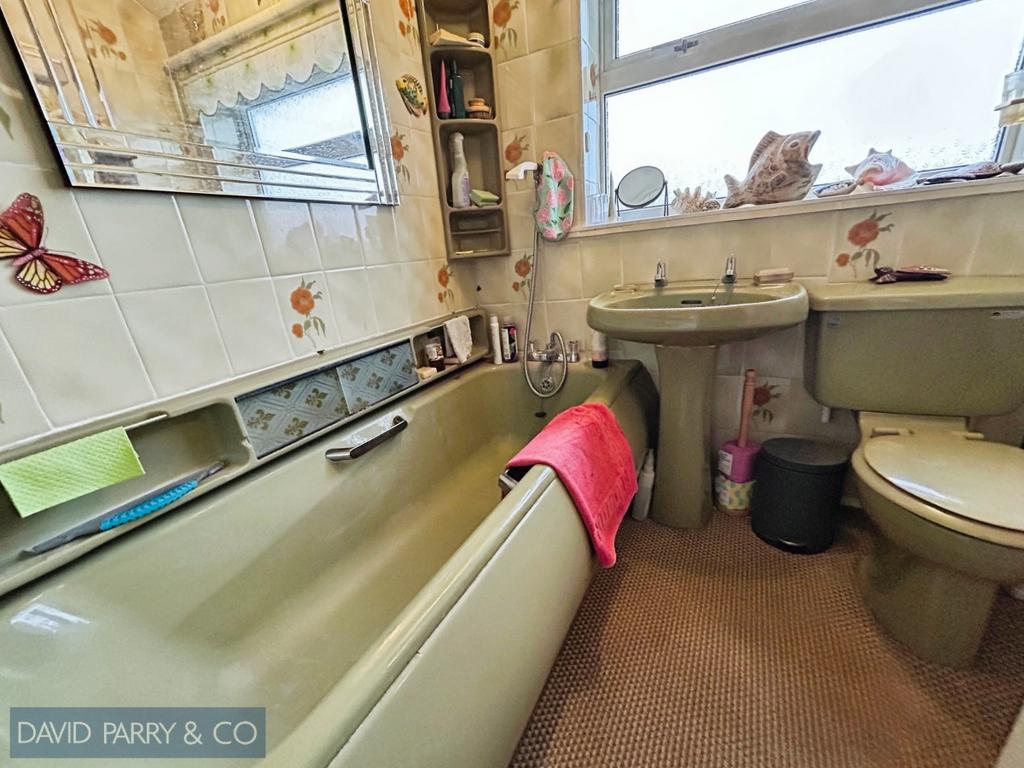 2 Bedroom End of Terrace Property