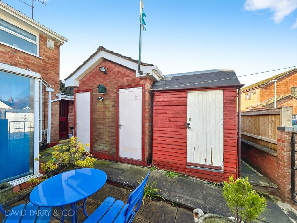 2 Bedroom End of Terrace Property