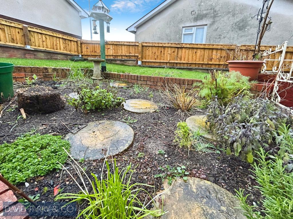 2 Bedroom End of Terrace Property