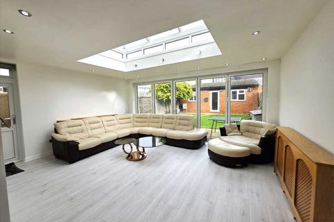 4 bedroom semi-detached house to rent, Alders Road, Edgware