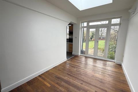 4 bedroom semi-detached house to rent, Crescent Drive, Petts Wood