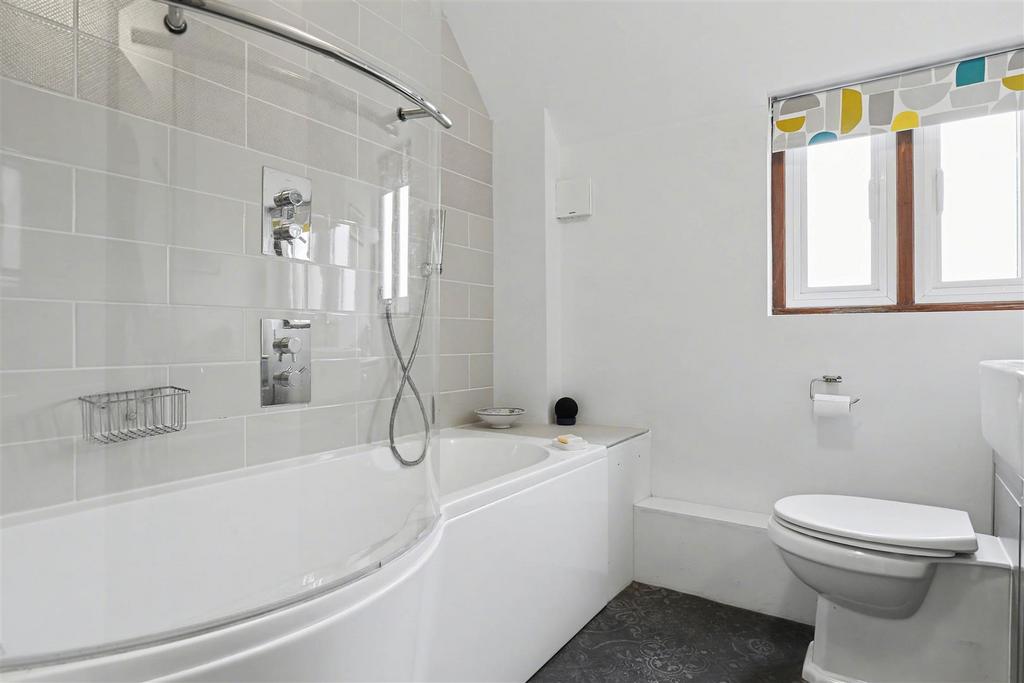 Family Bathroom 1.jpg