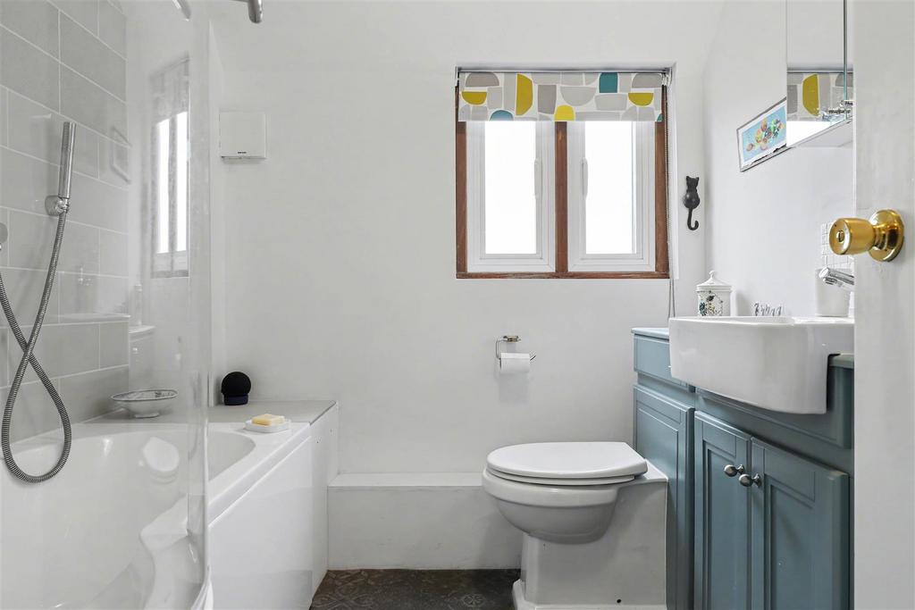 Family Bathroom 2.jpg