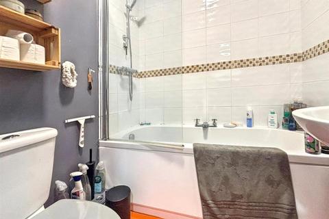 2 bedroom flat for sale, South Street, Eastbourne