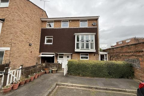 3 bedroom end of terrace house to rent, Staines Square, Dunstable