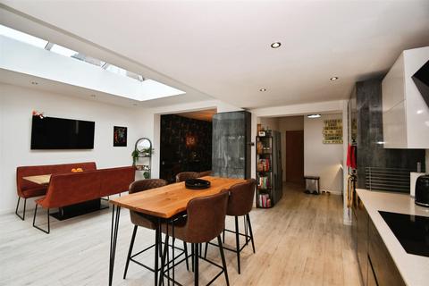 4 bedroom semi-detached house for sale, Beverley Road, Anlaby