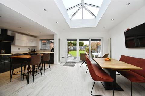 4 bedroom semi-detached house for sale, Beverley Road, Anlaby