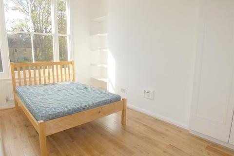 3 bedroom flat to rent, Southampton Road, London