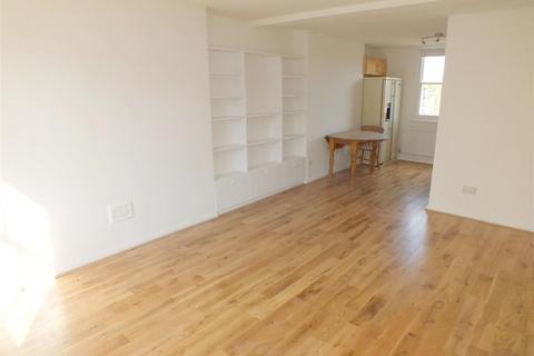 3 bedroom flat to rent, Southampton Road, London