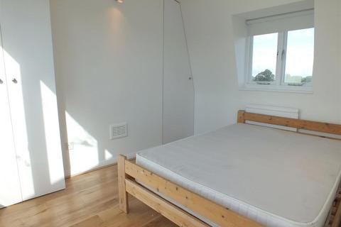 3 bedroom flat to rent, Southampton Road, London