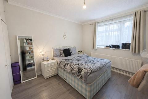 2 bedroom apartment to rent, Maybank Road, London, E18