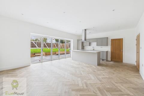 5 bedroom detached house for sale, White Horse House, The Street, Upper Stoke, Rochester ME3 9RT