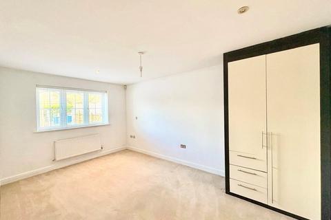 2 bedroom maisonette to rent, North Street, Winkfield, Windsor, Berkshire, RG12