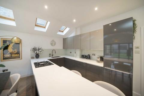 2 bedroom flat for sale, Tranmere Road, London SW18