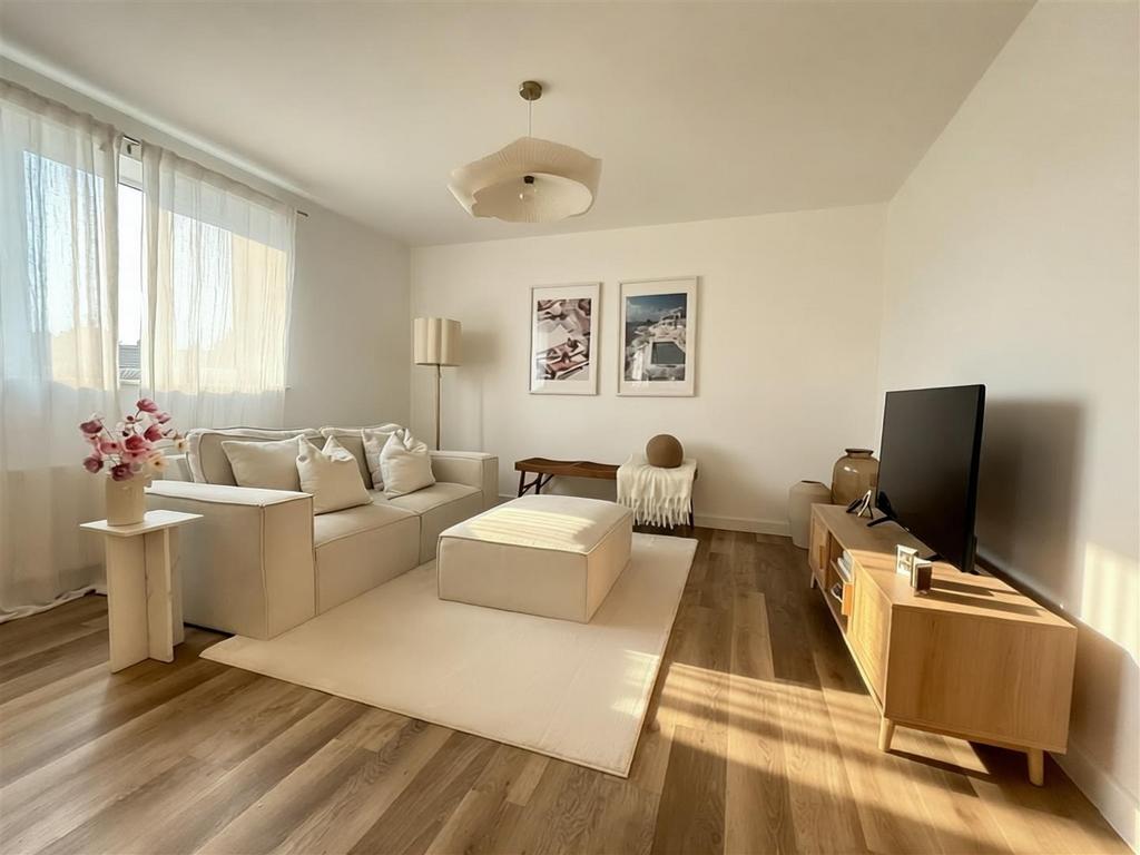 Kitchen/dining/sitting room