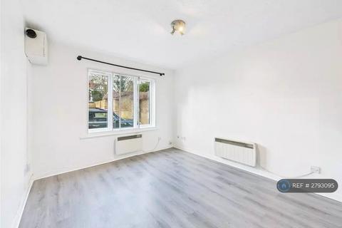 2 bedroom flat to rent, Wayside Court, Isleworth, TW7
