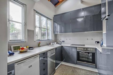 2 bedroom detached house for sale, Streatham Common North, London SW16