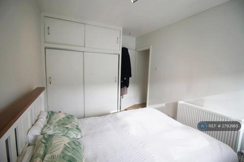 2 bedroom flat to rent, Waynflete Street, London, SW18