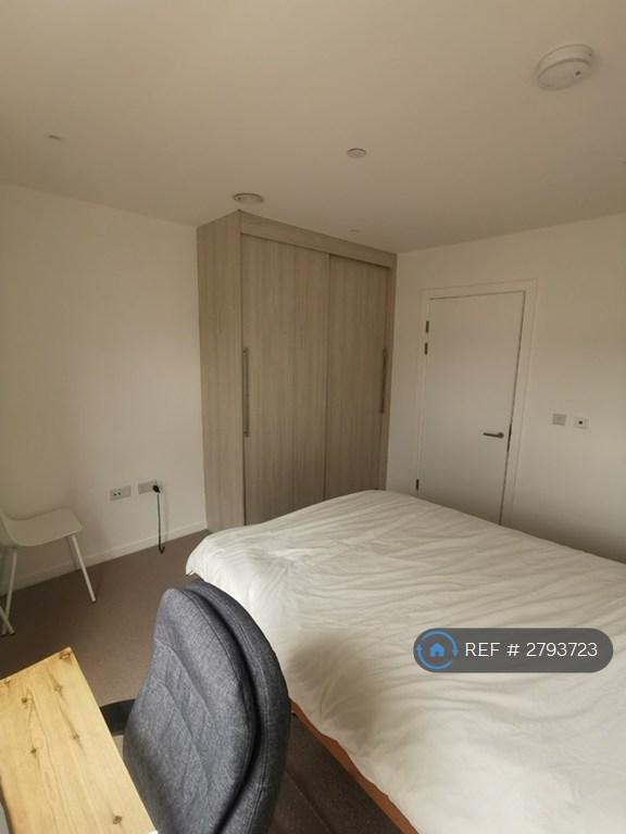Double Dedroom With Large Cupboard