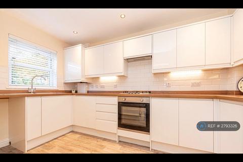 3 bedroom semi-detached house to rent, Park Road, Ryde, PO33