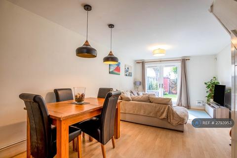 2 bedroom terraced house to rent, East Road, London, SW19