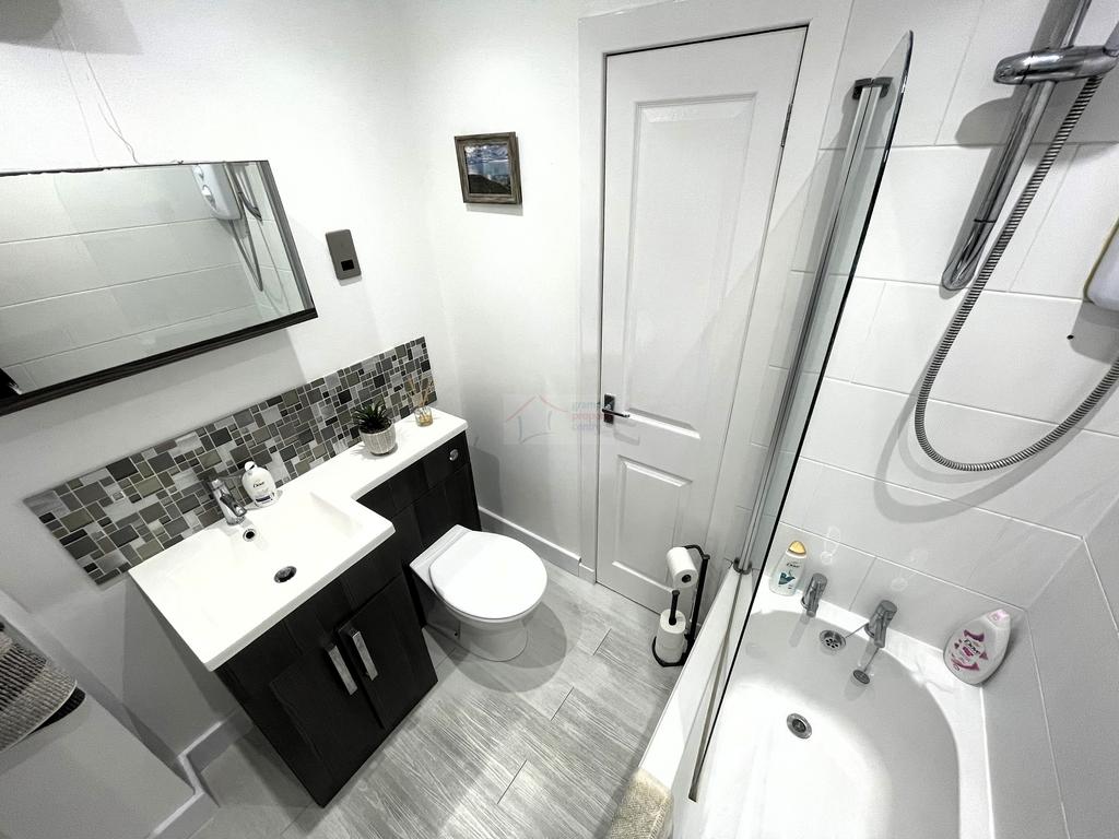 Bathroom.JPG