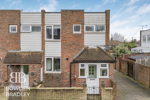 3 bedroom end of terrace house for sale, Covert Road, Ilford, IG6