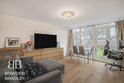 3 bedroom end of terrace house for sale, Covert Road, Ilford, IG6