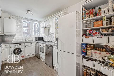 3 bedroom end of terrace house for sale, Covert Road, Ilford, IG6