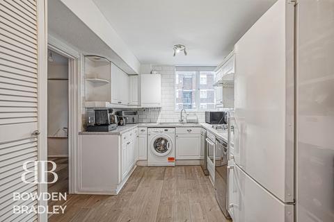 3 bedroom end of terrace house for sale, Covert Road, Ilford, IG6