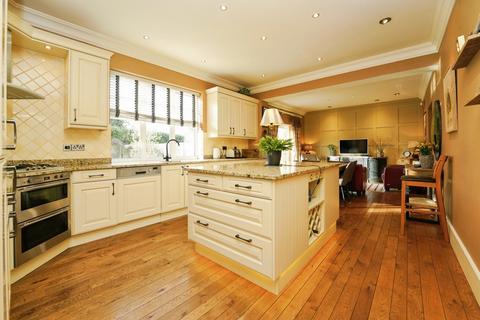 4 bedroom end of terrace house for sale, Longdon Court, Wickhamford, Evesham, Worcestershire, WR11