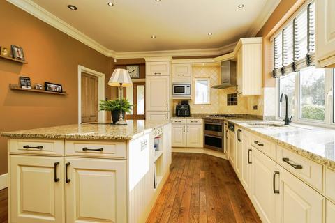 4 bedroom end of terrace house for sale, Longdon Court, Wickhamford, Evesham, Worcestershire, WR11