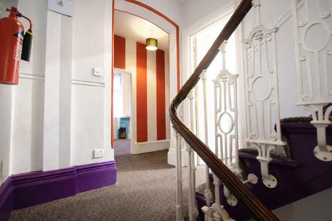 2 bedroom flat to rent, London Road, Norbury, LONDON, SW16