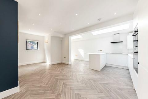 2 bedroom flat to rent, Midmoor Road, London SW12