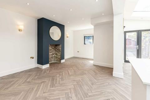 2 bedroom flat to rent, Midmoor Road, London SW12