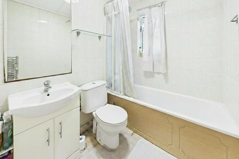 2 bedroom apartment for sale, Glebe Avenue, Ruislip HA4