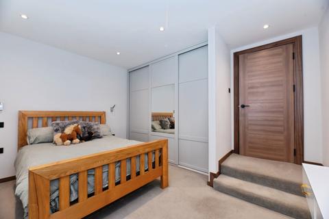 1 bedroom flat for sale, Bridge Street, Leatherhead, Surrey, KT22