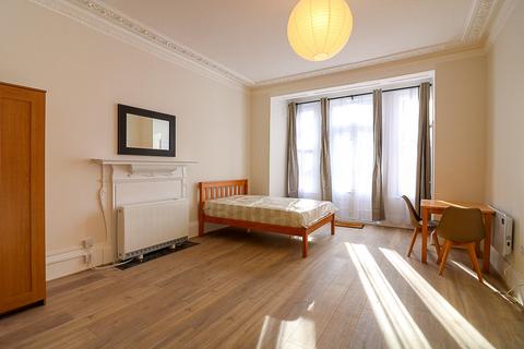 Studio to rent, Castlebar Hill, Ealing, London, W5
