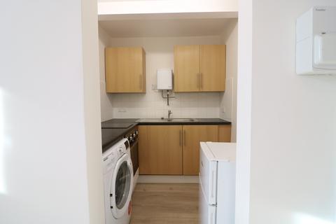 Studio to rent, Castlebar Hill, Ealing, London, W5