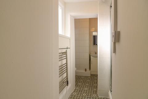 Studio to rent, Castlebar Hill, Ealing, London, W5