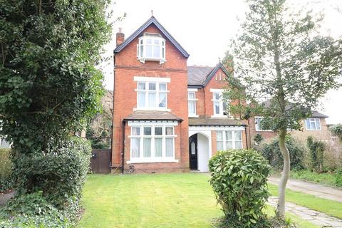 Studio to rent, Castlebar Hill, Ealing, London, W5